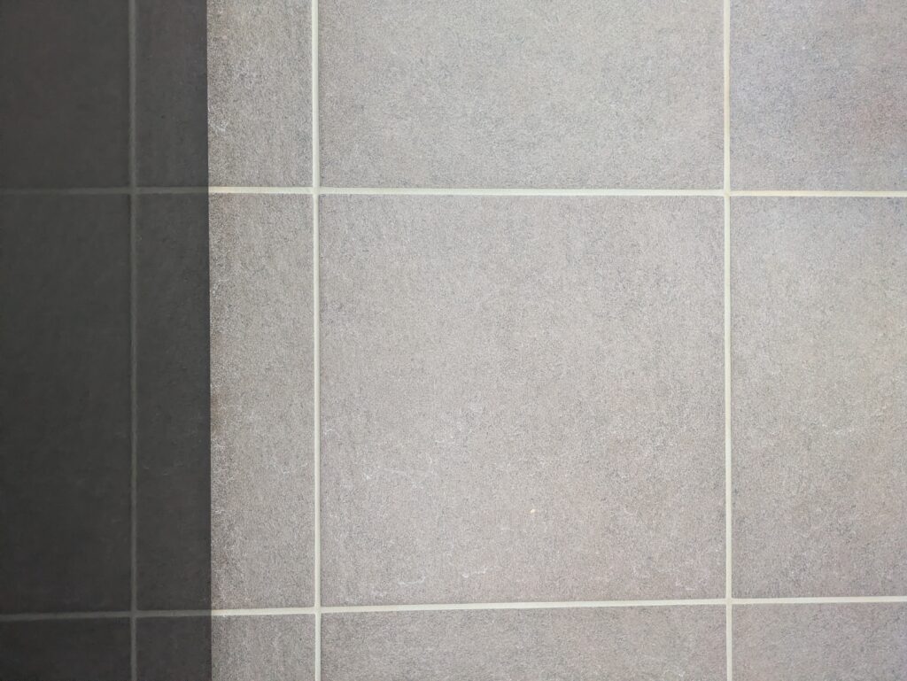 タカラスタンダードのキープクリーンフロアのタイル。お湯を流すまでとても冷たく感じる。