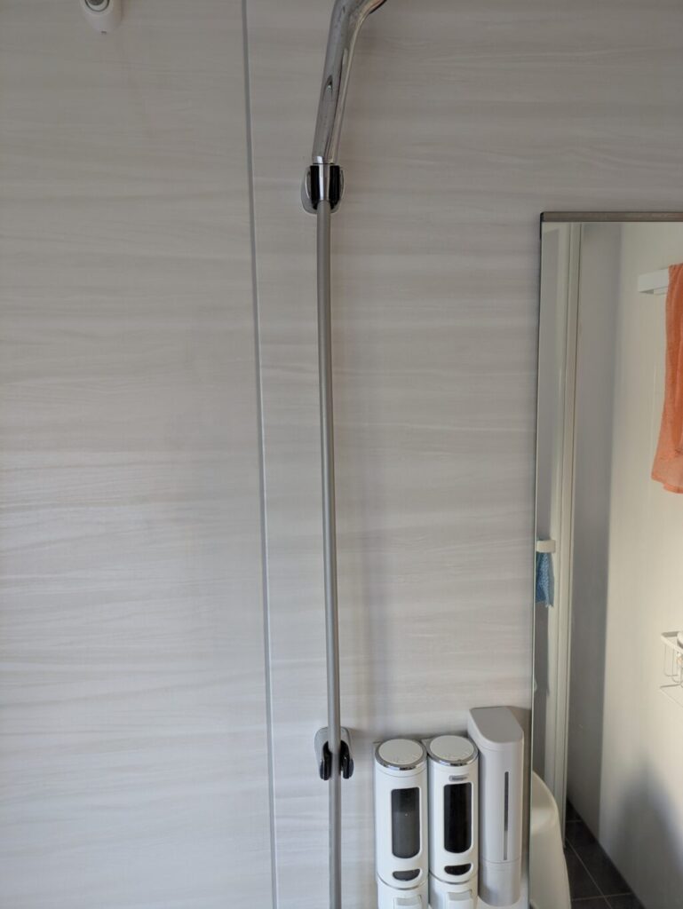 タカラスタンダードの固定シャワーバー。2箇所しかなく少し不便。