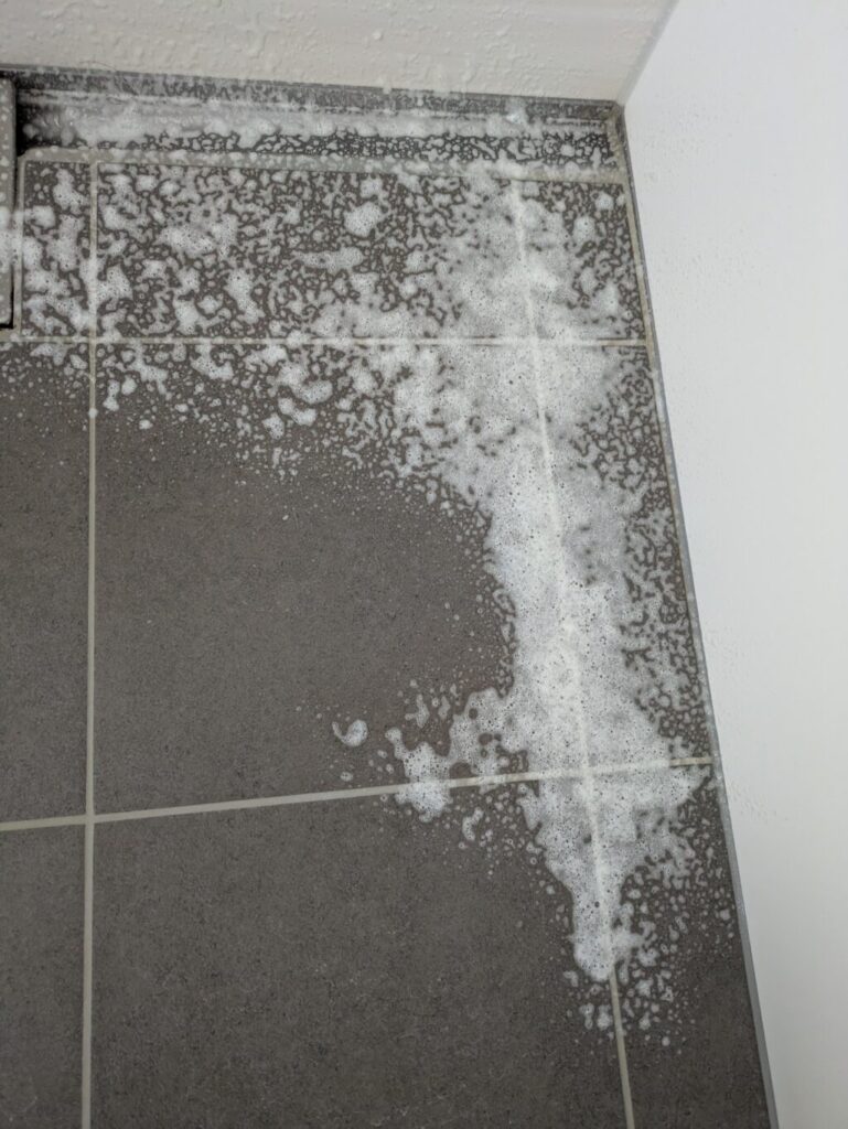 キープクリーンフロアにウルトラハードクリーナーを吹きかけているところ