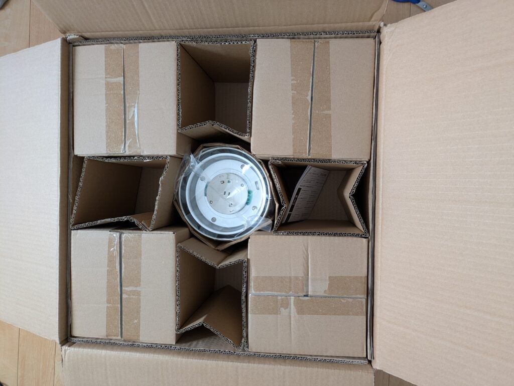 到着時はこのように梱包されています。結構重かったです。