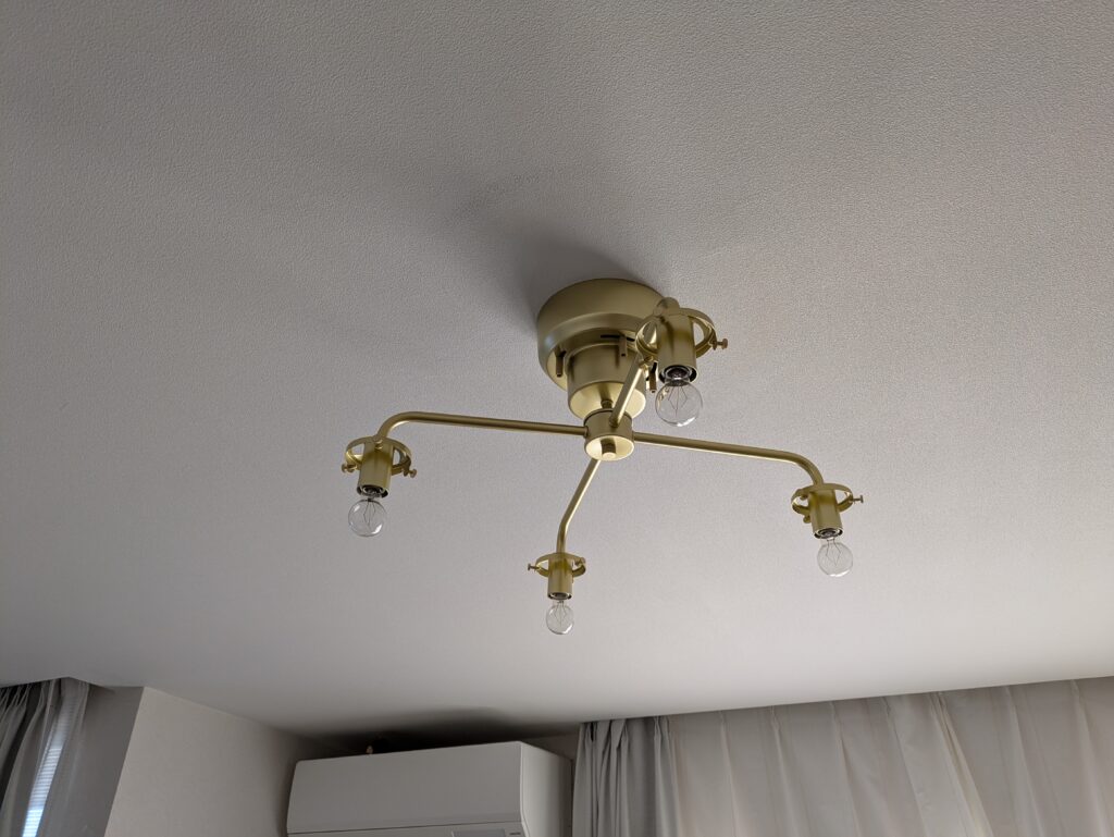 電球が4つ必要です。