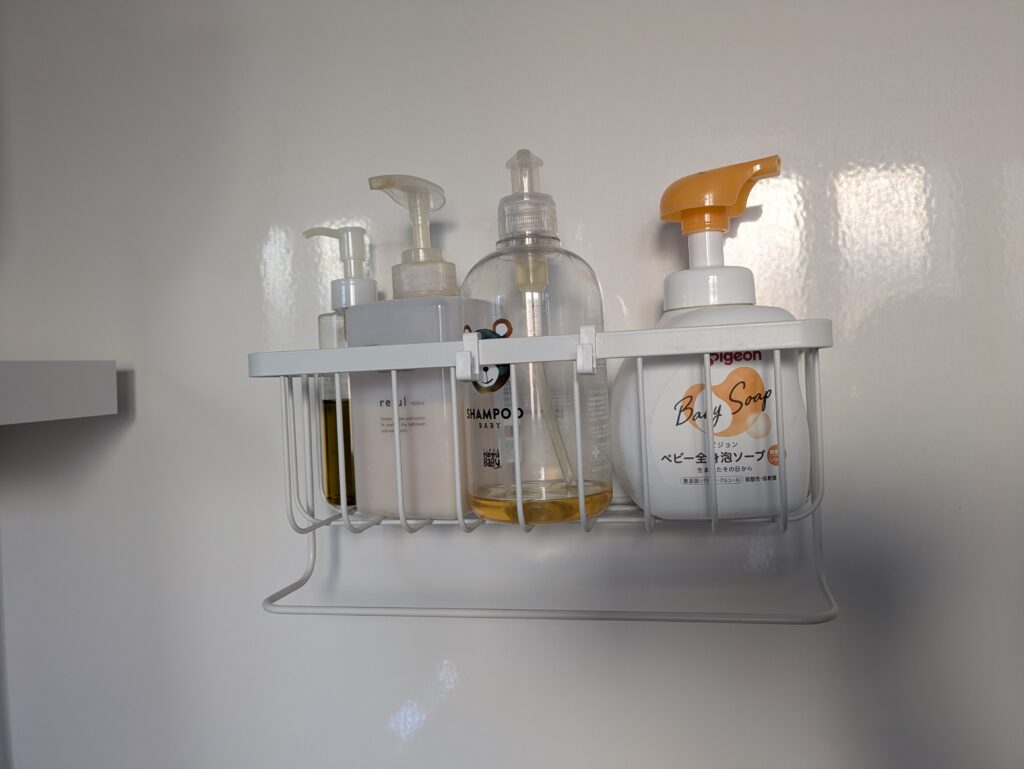 お風呂のマグネット収納。磁石だから好きな位置にすぐ貼り直せちゃう♪
