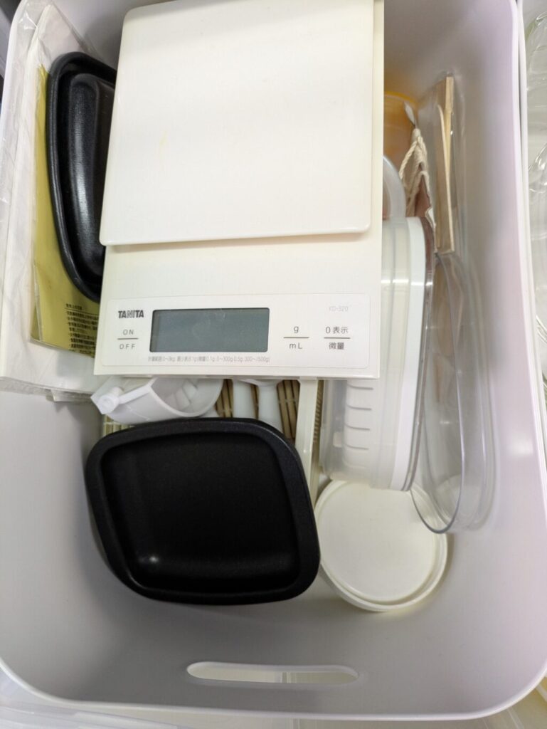 ホーローキャビネットの一部分。整理整頓されていません…