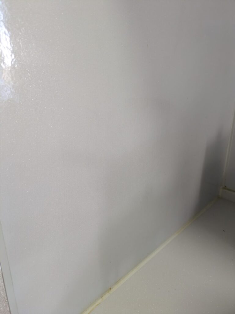掃除後のホーロー壁とワークトップ。