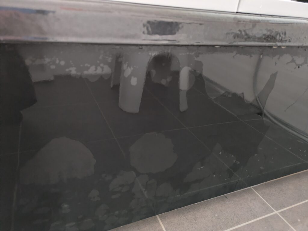 エプロンをシャワーで流した後