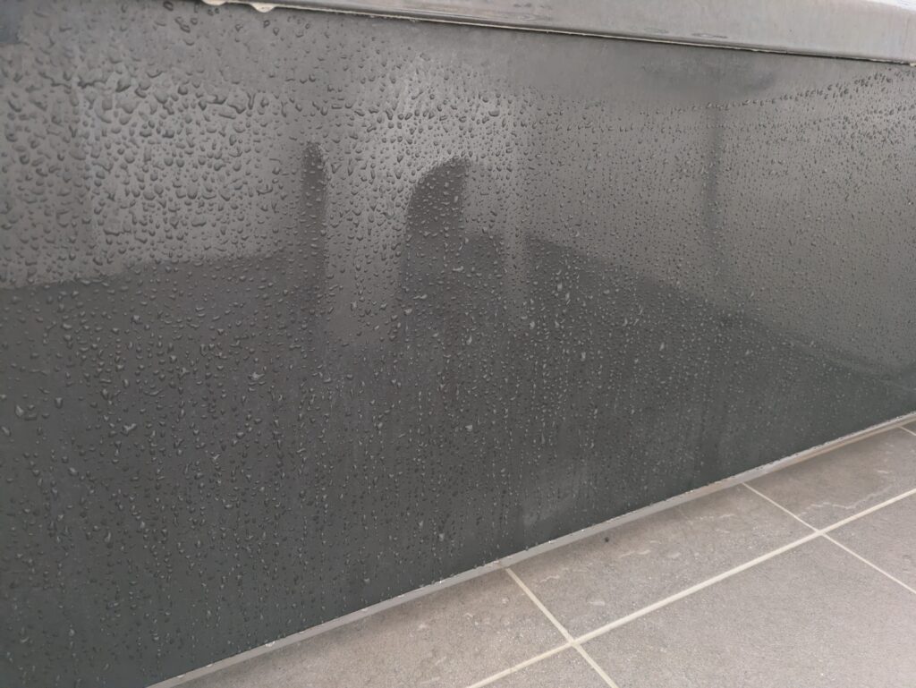 エプロンをシャワーで濡らしてるところ