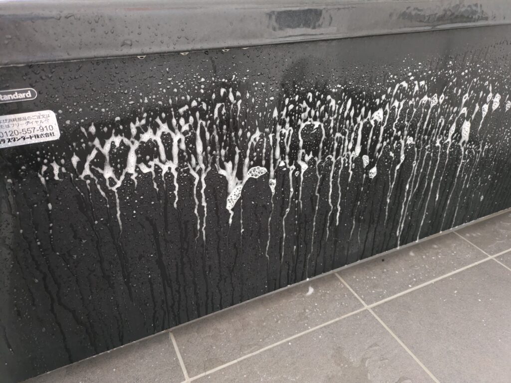 エプロンにウルトラハードクリーナーを吹きかけているところ