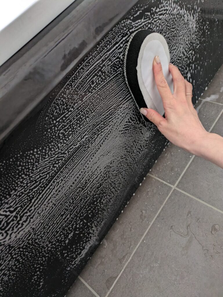 エプロンをスポンジでこすっているところ