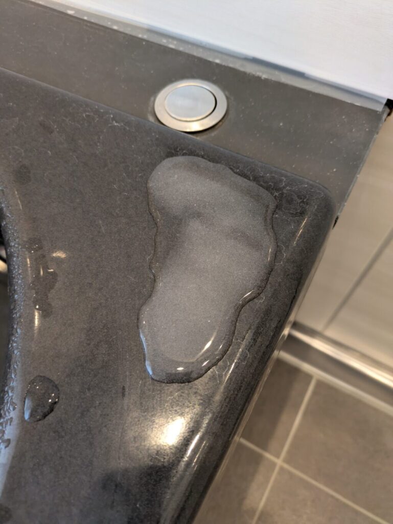 ラスターブラックの浴槽の縁にクエン酸パックをたっぷり塗ります
