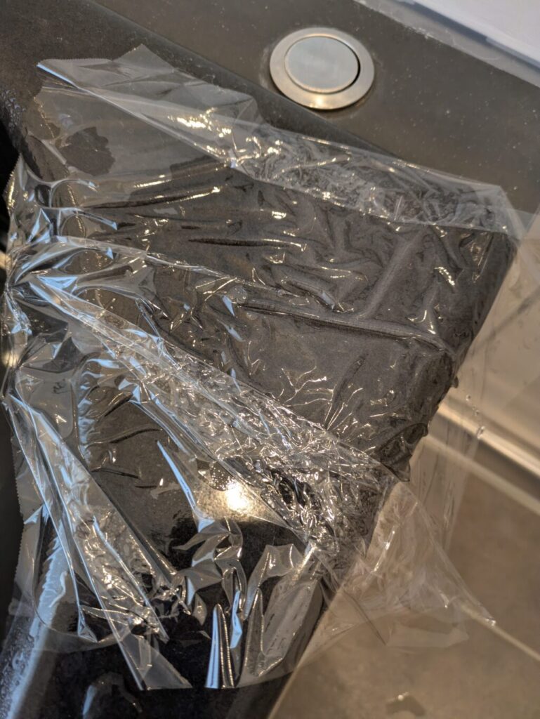 水垢にクエン酸ペーストを塗ってラップでパック中