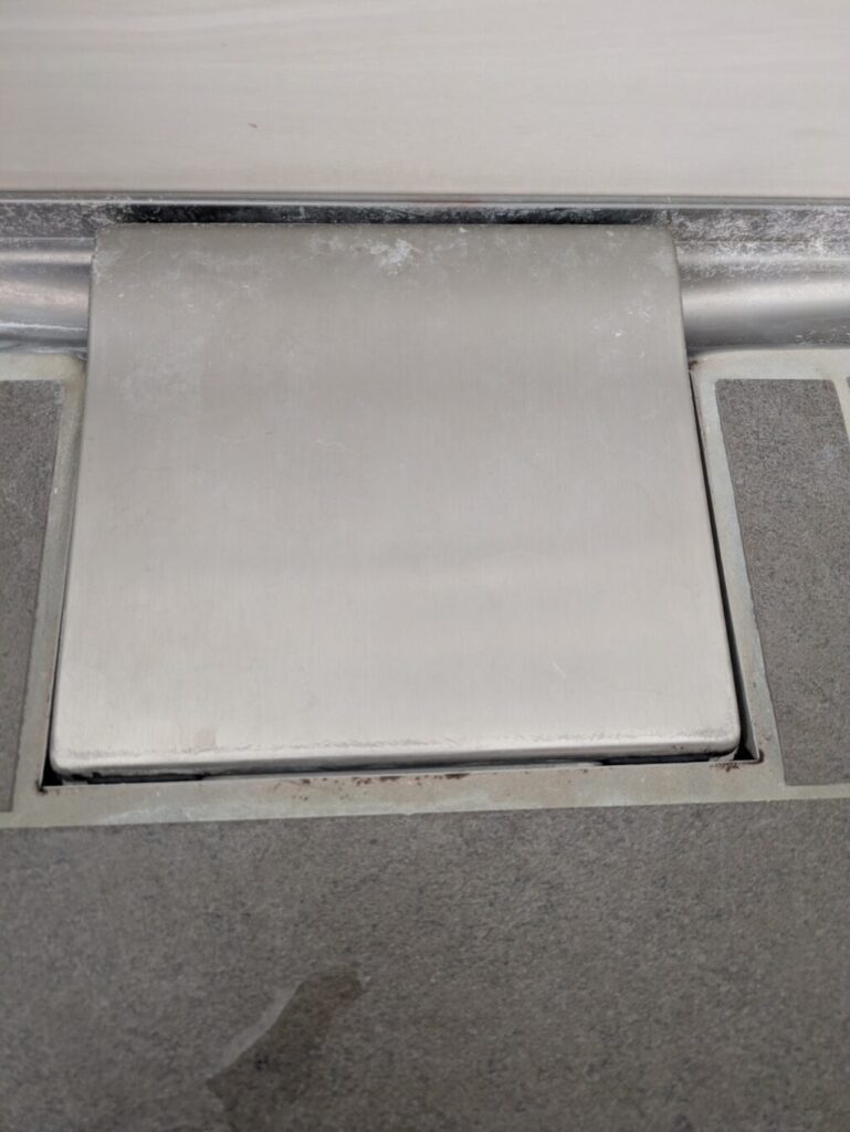 目地にできてしまった黒カビ