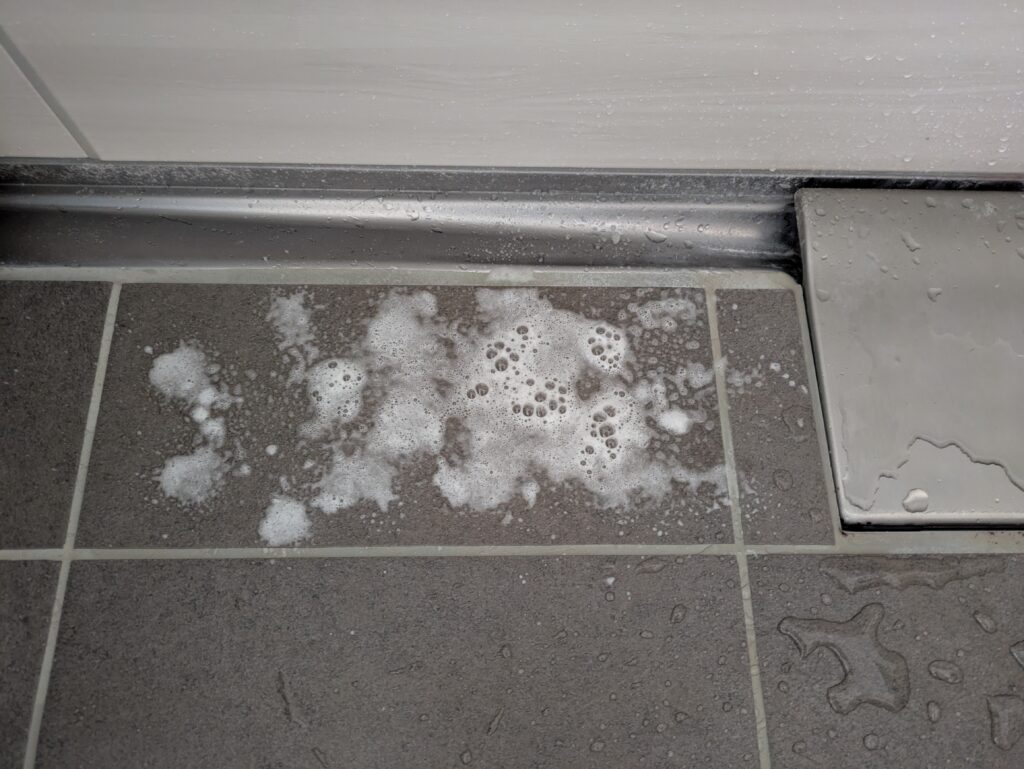 キープクリーンフロアにウルトラハードクリーナーを吹きかけたところ