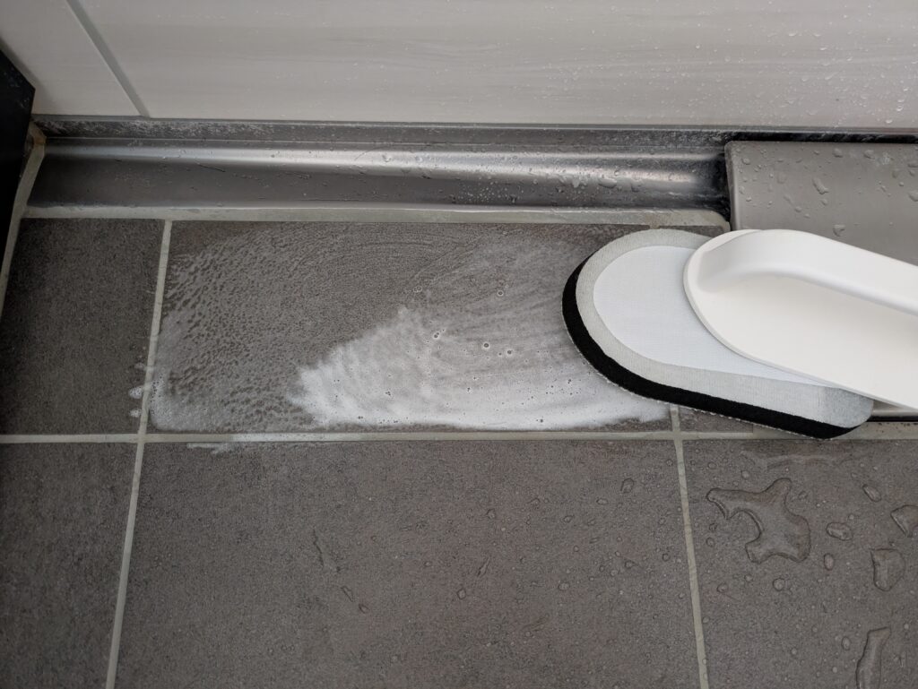 キープクリーンフロアをこすっているところ