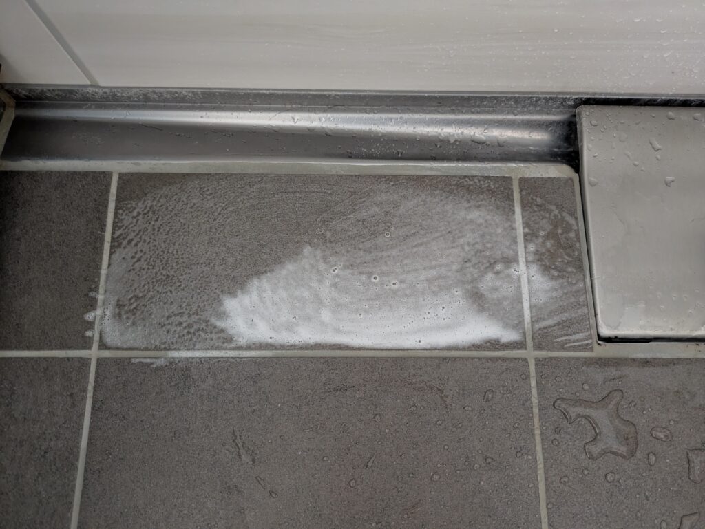 ブラシでこすって放置中