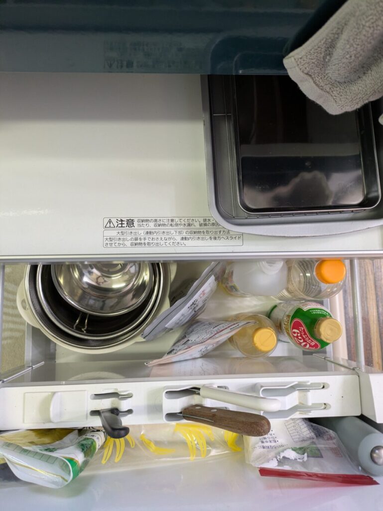ホーローキャビネットの中身