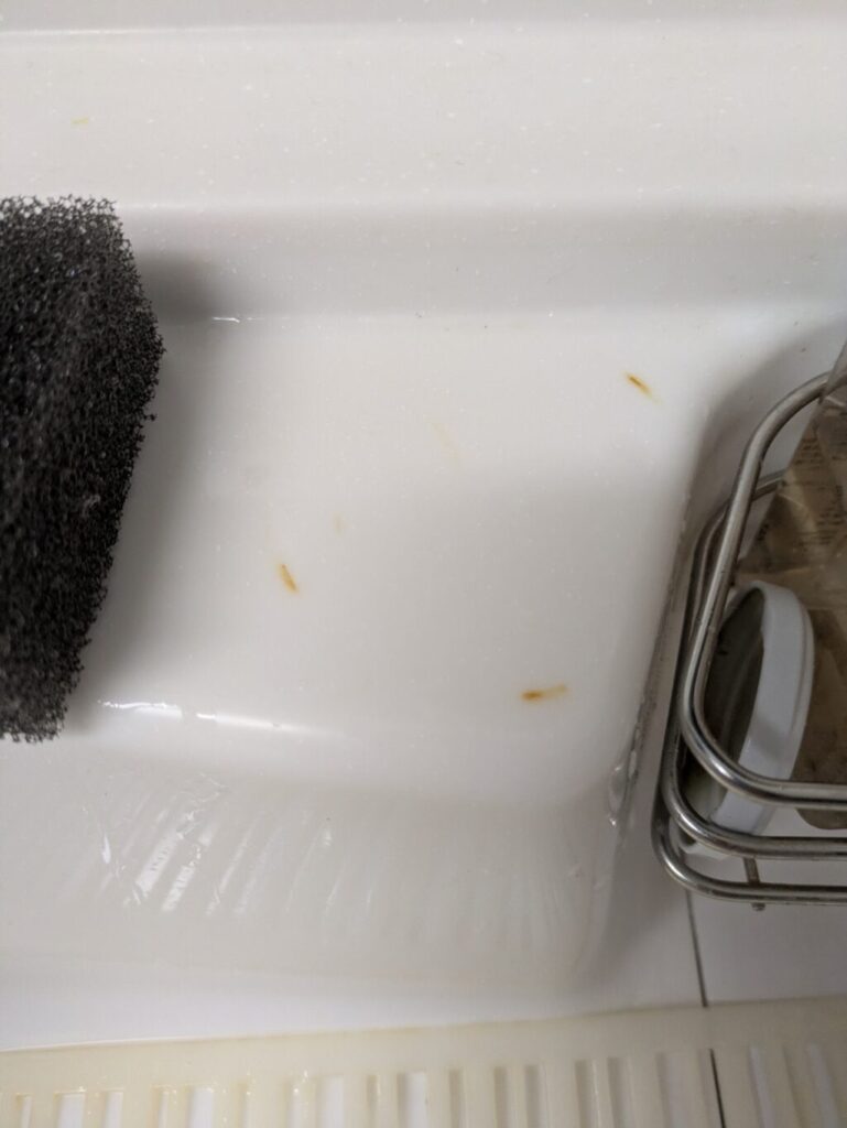 トマト缶で色移りしてしまった人造大理石シンク